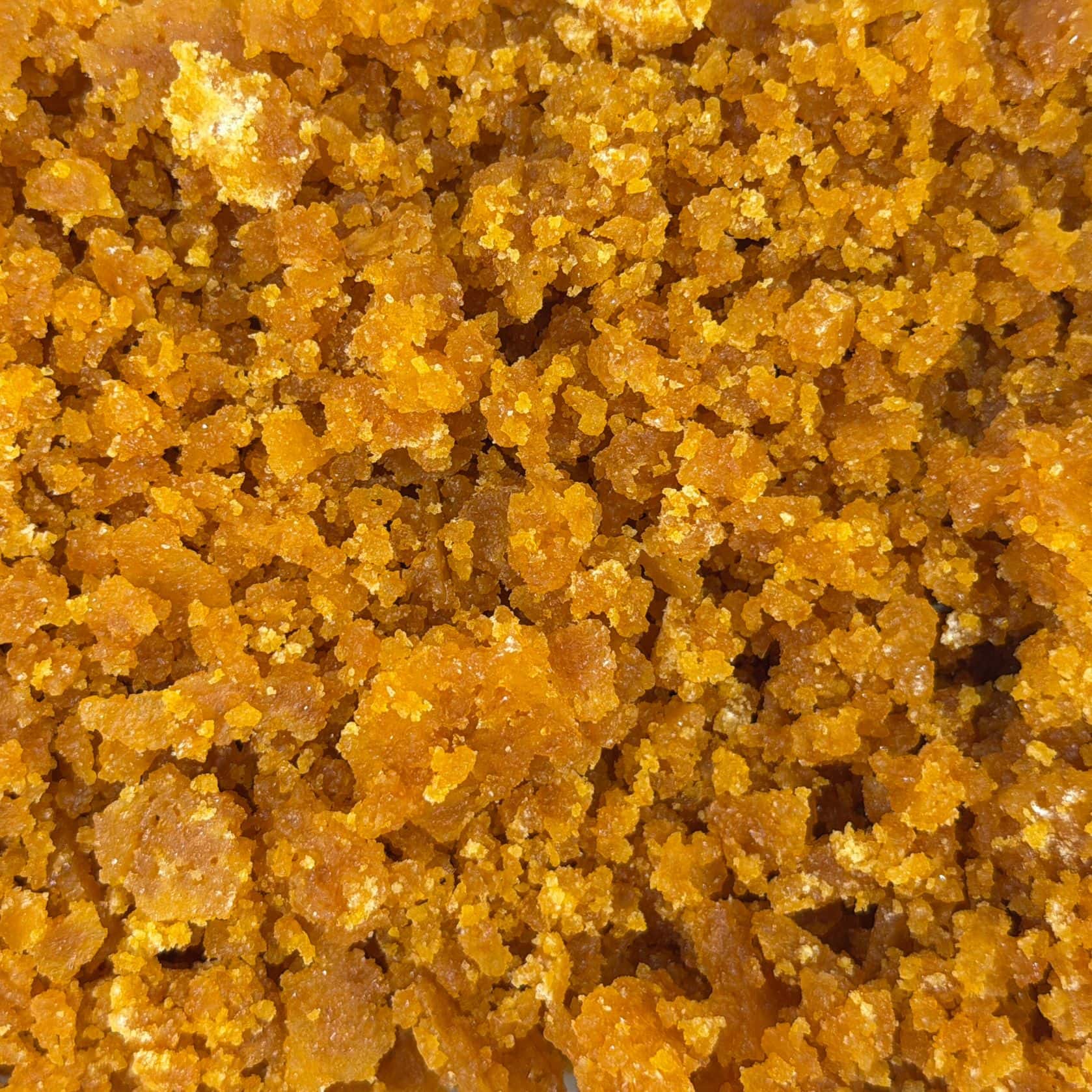 Pot ouvert présentant une texture dorée et friable ainsi qu'une consistance granuleuse (gros plan)